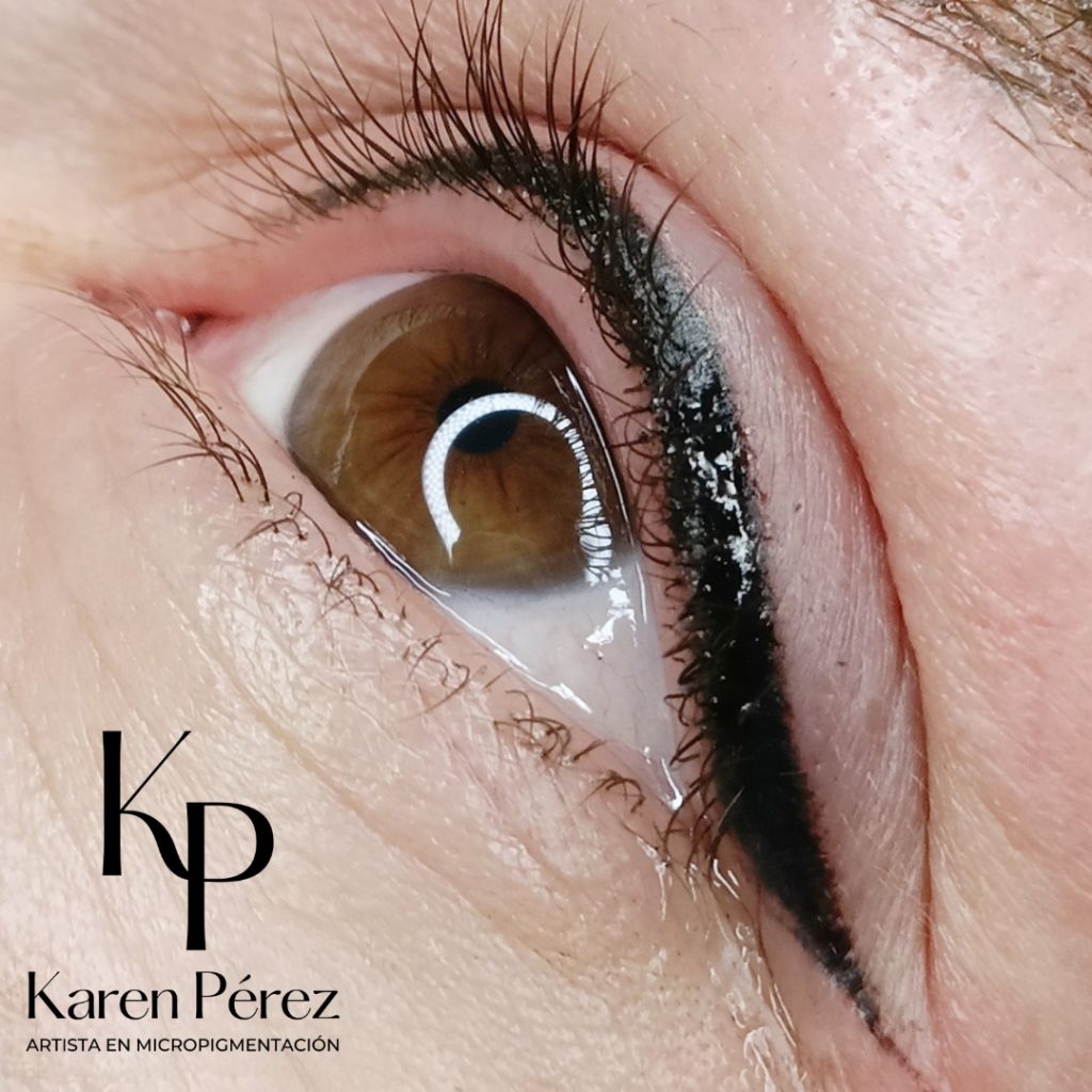 Micropigmentación ojos delineado maquillaje semipermanente volumen pestañas mujer Karen Pérez